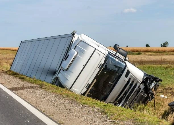 5 Factors That Make Truck Accidents More Complex Than Car Accidents